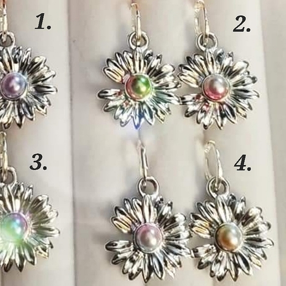 Choice of 4 pairs of handmade flower 🌸 earrings with color pearls. - Picture 2 of 2